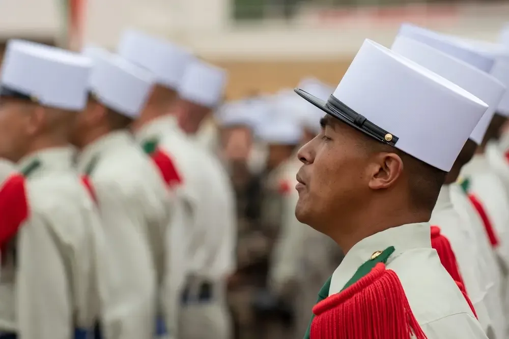 Légionnaires en képi blanc et épaulettes rouges lors d'une cérémonie