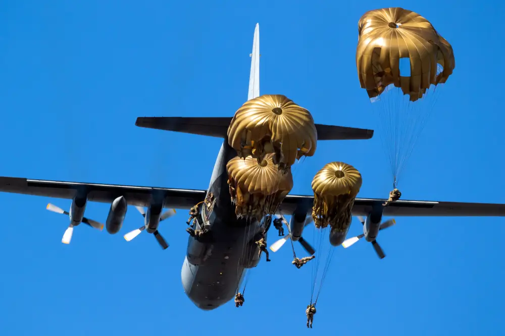 Soldats parachutistes militaires en plein saut depuis un avion de transport pour une opération du 2e REP.