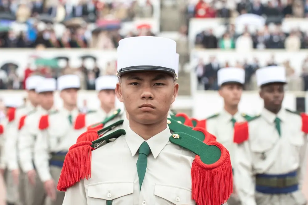 Soldats de la Légion étrangère en uniforme et képi blanc au garde-à-vous lors d'une cérémonie militaire à Aubagne.