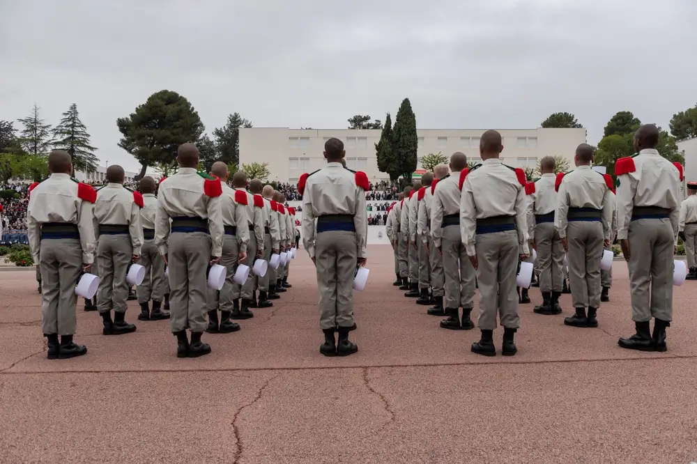 Soldats recrutés en rang dans une caserne lors d'une cérémonie d'engagement militaire