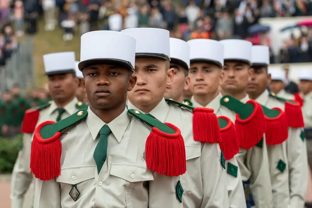 Légionnaires en képi blanc et épaulettes rouges en formation lors d'une cérémonie militaire à Castelnaudary.
