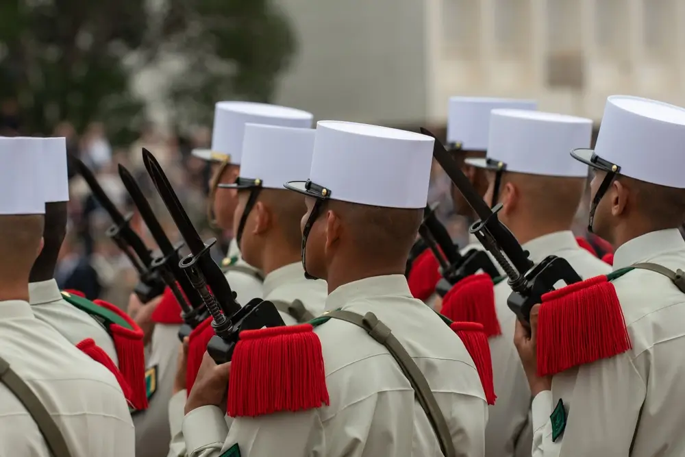Légionnaires en uniforme lors d'une cérémonie de retraite militaire honorant le parcours d'un vétéran.