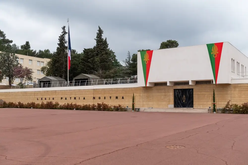 Cour de la Légion étrangère avec l'inscription Legio Patria Nostra pour l'entraînement des recrues militaires et soldats.