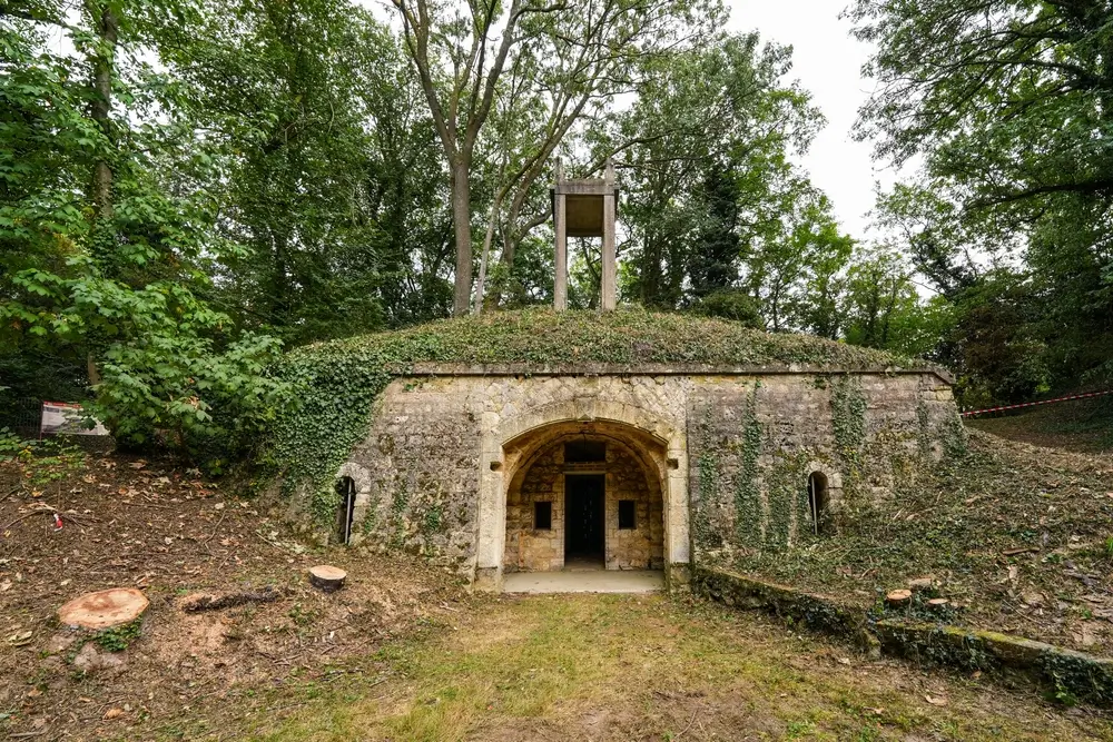Façade d'un fort militaire français en pierre, centre de recrutement et caserne de la Légion étrangère.