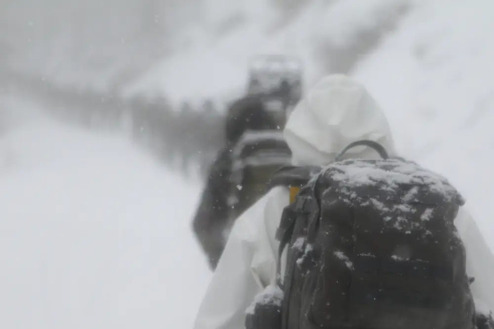 Légionnaires en plein entraînement de la Légion étrangère, marchant sous une neige épaisse lors d'un exercice militaire.