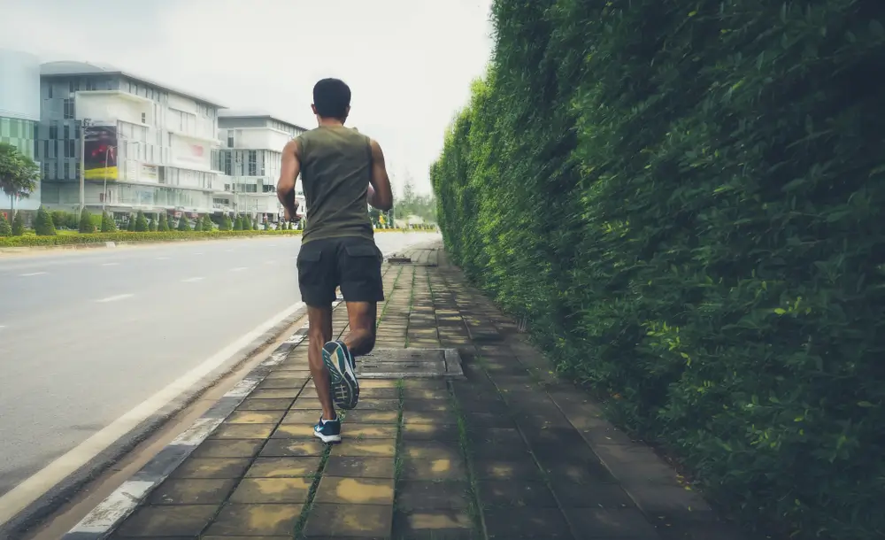 Un homme en tenue de sport s'entraîne à la course d'endurance pour préparer les tests de recrutement militaire.