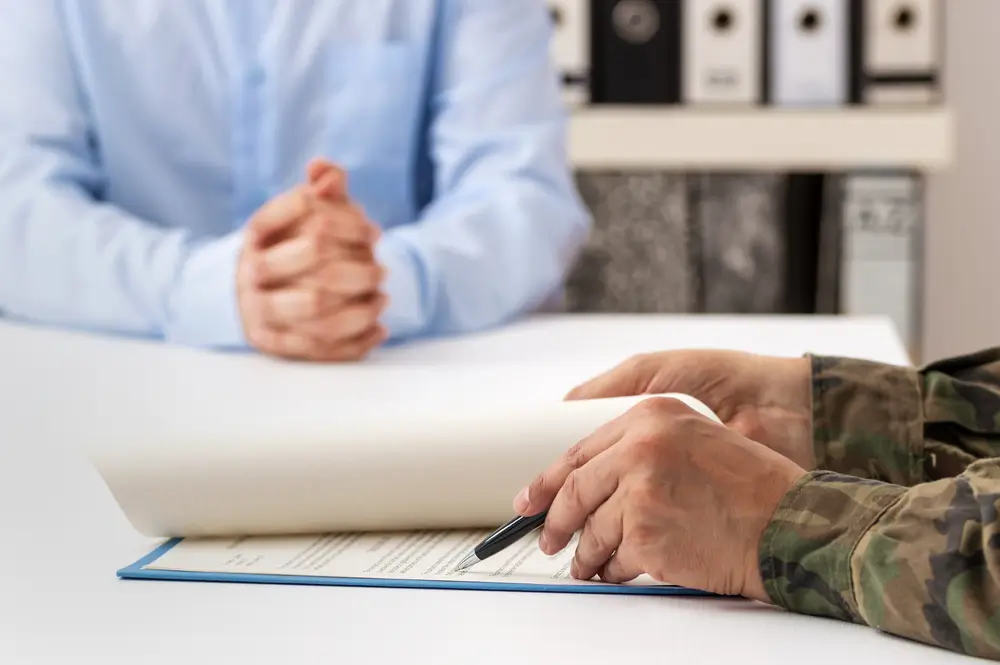 Recruteur militaire en uniforme lors d'un entretien de recrutement avec un candidat pour intégrer la Légion étrangère.