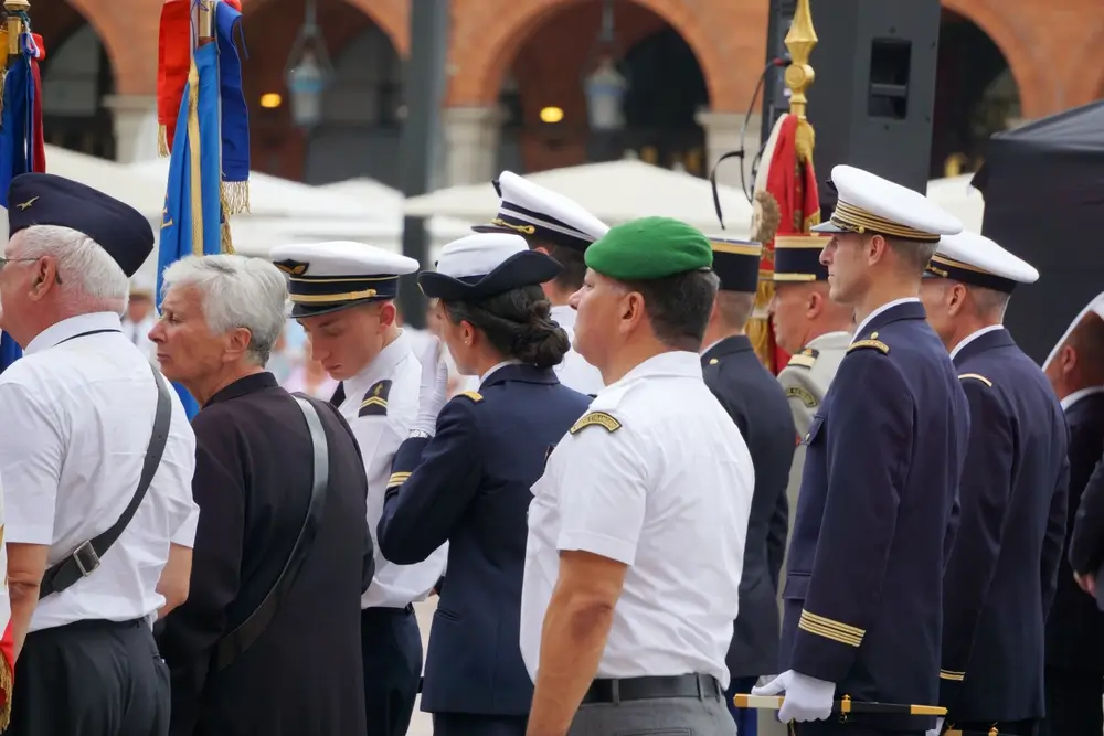 Un légionnaire au béret vert et des soldats lors d'une cérémonie de naturalisation militaire française.