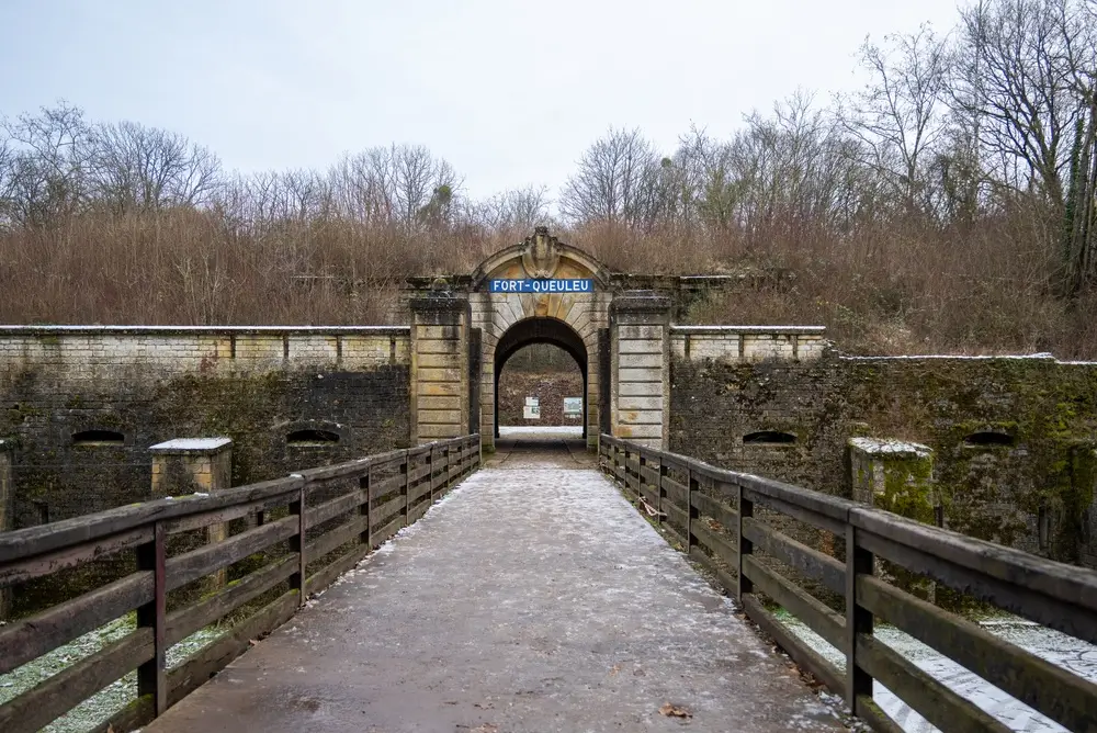 Entrée historique d'un fort militaire du XIXe siècle avec enceinte en pierre