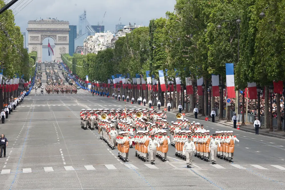 Légionnaires chantant en chœur lors d'une cérémonie militaire en plein air