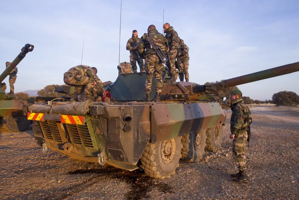 Légionnaires en équipement complet sur un blindé AMX-10 RC lors d'une manœuvre militaire de la Légion étrangère.