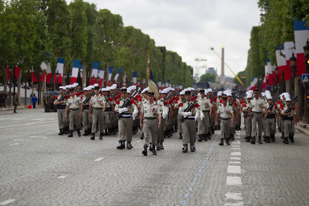 Soldats de la Légion étrangère marchant sur les Champs-Élysées lors du défilé militaire du 14 juillet à Paris.