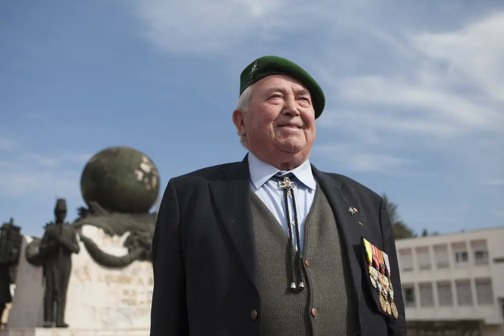 Béret vert militaire posé sur un fond neutre, insigne brodé visible