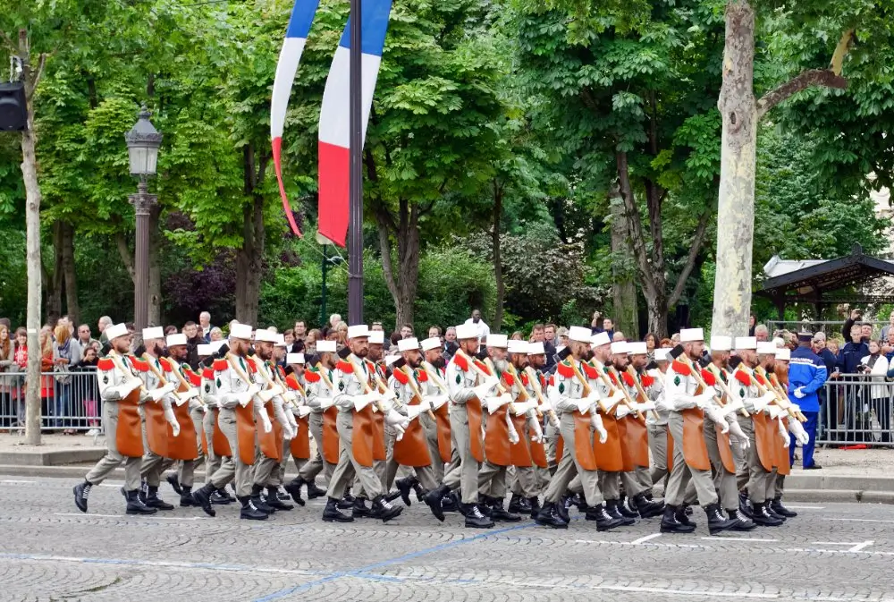 Légionnaires pionniers défilant avec hache et tablier lors d'une cérémonie de la Légion étrangère pour Camerone.