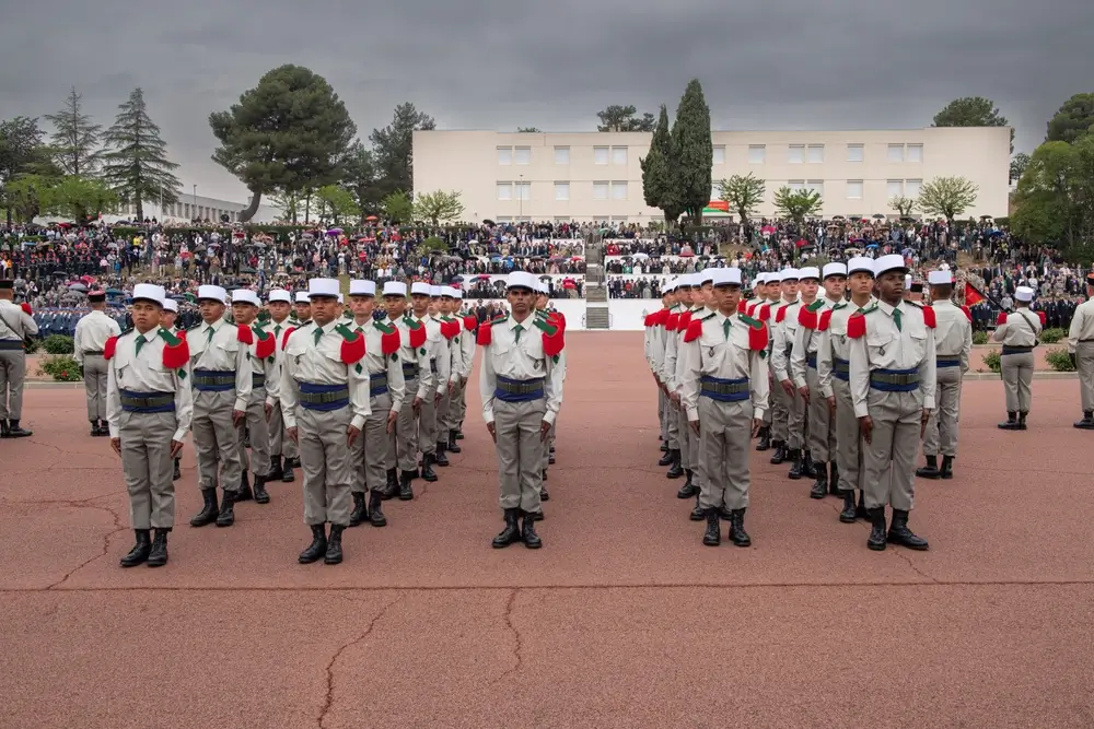 Légionnaires en uniforme et képis blancs en formation devant le musée de la Légion étrangère à Aubagne.