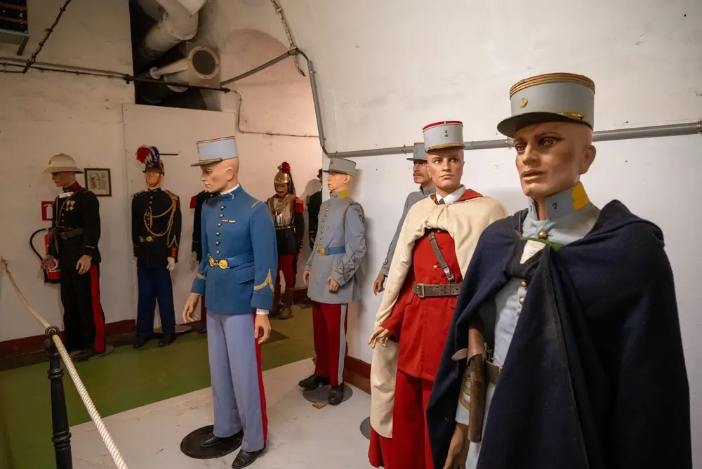 Mannequins en uniformes historiques de la Légion étrangère exposés au musée de l'uniforme légionnaire de Puyloubier.