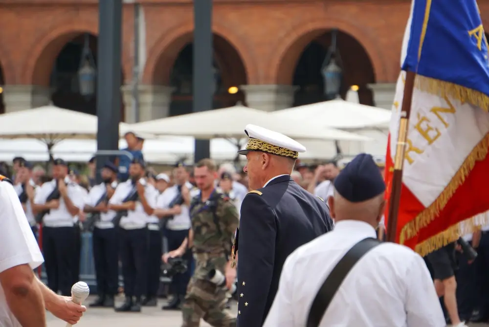 Cérémonie solennelle au quartier général militaire de commandement avec un officier supérieur et des troupes.