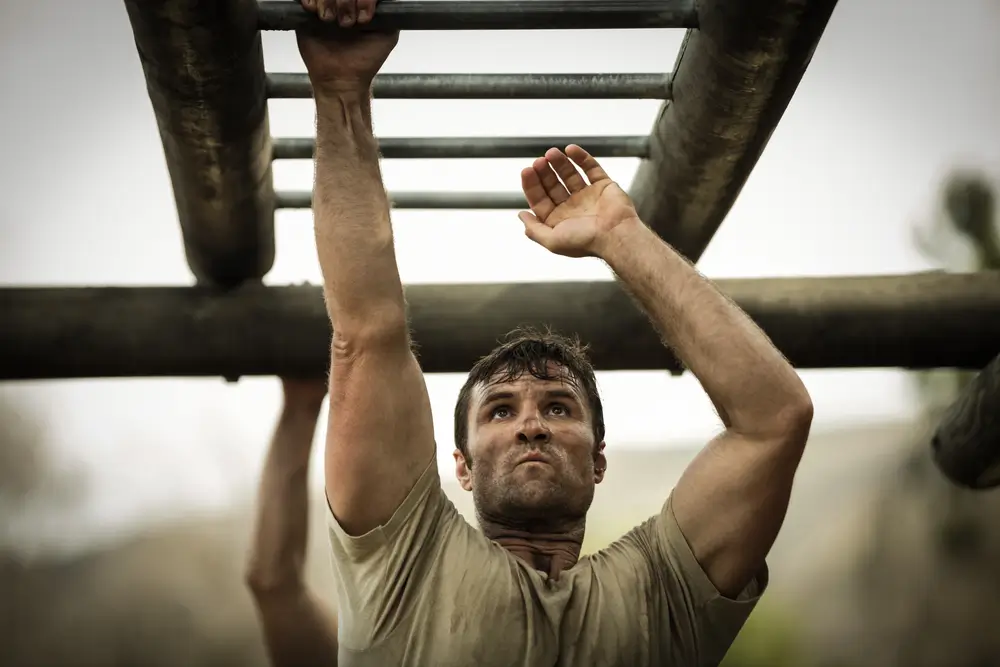 Légionnaire en plein exercice physique de franchissement d'échelle lors d'un entraînement militaire intensif.