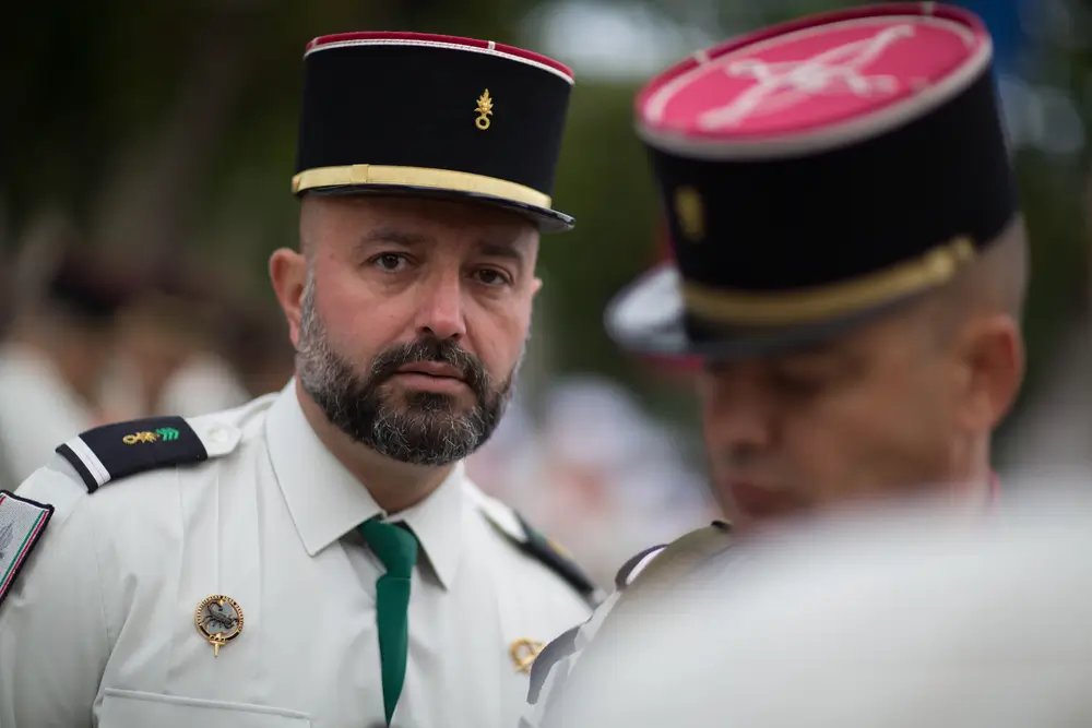 Officier de la Légion étrangère en képi noir et tenue de parade lors d'une cérémonie militaire.